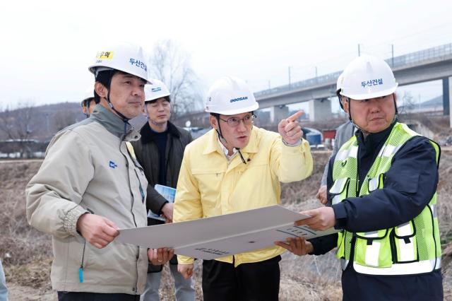 윤성진 제1부시장가운데이 현장 점검을 하고 있다 사진화성시