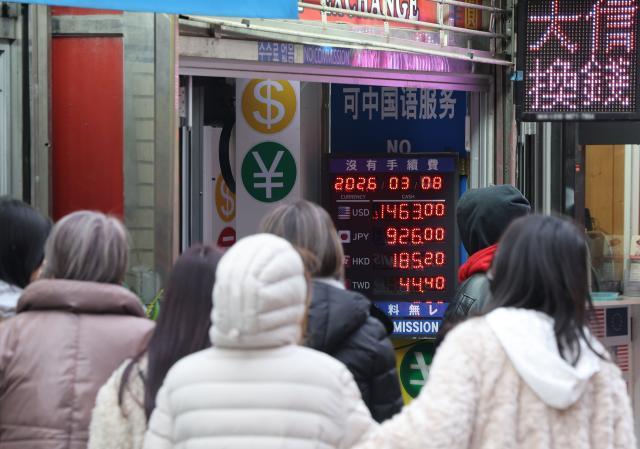이란 사태에 널뛰는 환율
    서울연합뉴스 이진욱 기자  중동발 지정학적 리스크로 원달러 환율의 일일 변동성이 코로나19 팬데믹 이후 최고 수준을 기록하고 있다 달러 강세 속에 원화가 다른 통화보다 유독 약세를 나타내면서 최악의 경우 환율이 1600원까지 치솟을 수 있다는 전망도 나온다 사진은 8일 서울 중구 명동 환전소 모습 202638
    cityboyynacokr2026-03-08 142428
저작권자 ⓒ ㈜연합뉴스 무단 전재 재배포 금지 AI 학습 및 활용 금지저작권자 ⓒ ㈜연합뉴스 무단 전재 재배포 금지 AI 학습 및 활용 금지