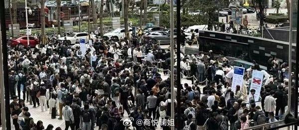 6일 오전 중국 광둥성 선전 텐센트 본사 앞에 오픈클로를 무료로 설치하려는 사람들로 긴 줄이 늘어서 있는 모습 사진웨이보