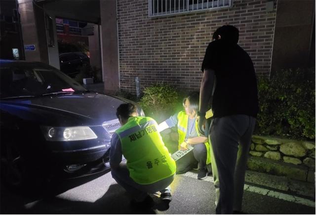 울주군 체납기동팀이 체납차량 번호판을 영치하는 모습사진울주군