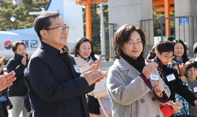 백승주 전쟁기념사업회장과 박희영 용산구청장이 지난해 2월 13일 서울 용산구 전쟁기념사업회 어린이박물관 야외공간에서 열린 개막행사에 참석해 있다 사진전쟁기념사업회