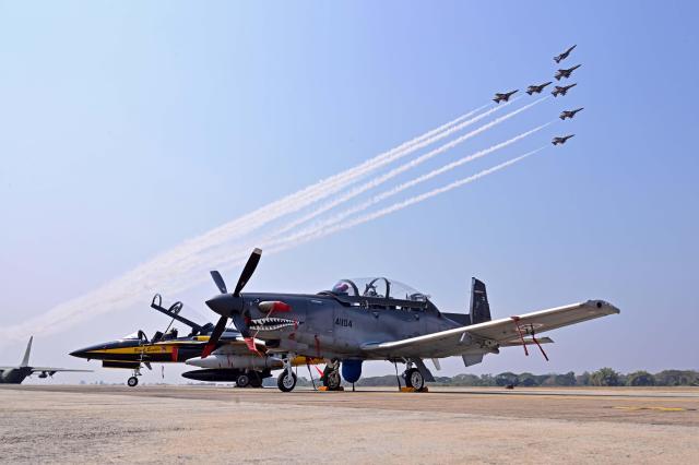 지난달 태국 치앙마이 공군기지에서 한국 블랙이글스가 편대를 이루어 비행하고 있는 모습 사진연합뉴스