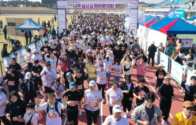 전라남도는 민간 생활체육 분야 지원사업 공모로 전국 규모 골프대회와 마라톤 등 생활체육대회 17개를 선정 총 2억 6700만 원을 지원하는 등 스포츠 저변 확대에 나선다사진전남도