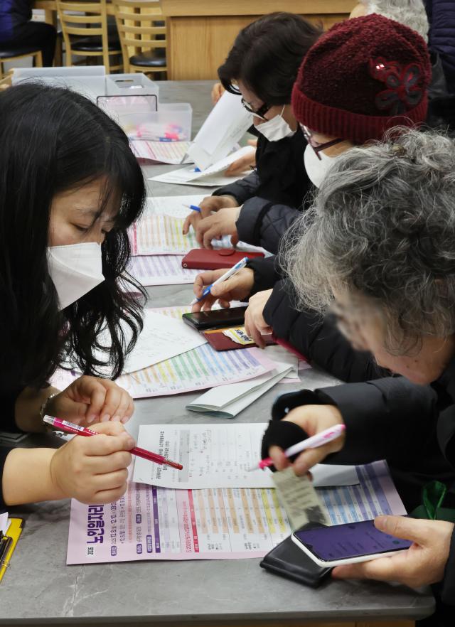 부산 남구청에서 열린 부산 남구 2026 노인 일자리 박람회에서 구직을 희망하는 어르신들이 직원의 도움을 받아 신청서를 작성하고 있다 사진연합뉴스