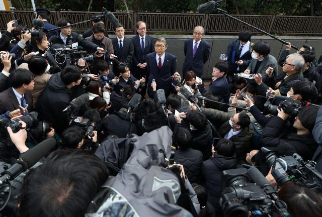 세계평화통일가정연합구 통일교을 대리하는 변호사 후쿠모토 노부야가 지난 4일 일본고등법원의 통일교단 해산 명령 유지 판결 이후 기자들의 질문에 답하고 있다사진지지통신AFP연합뉴스