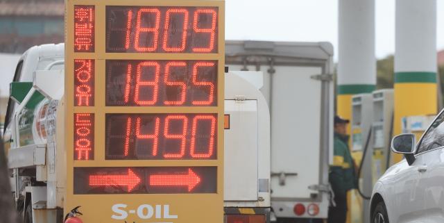 Giá xăng niêm yết sáng ngày 63 tại một trạm xăng trên đường Yeonsam-ro thành phố Jeju ở mức 1809 won dầu diesel ở mức 1855 won và dầu hỏa ở mức 1490 won