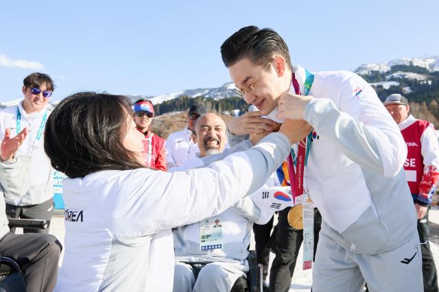 Kim Yun-ji places her gold medal around the neck of BDH Foundation Chair Bae Dong-hyun. [Photo=BDH Foundation]