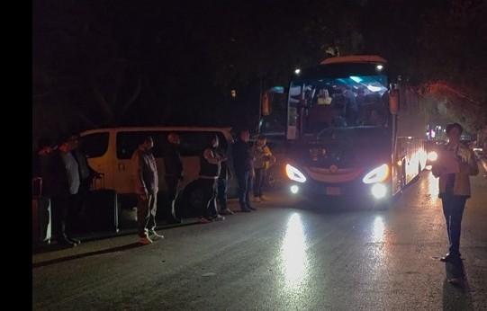 피란길 이스라엘 교민 등을 태운 버스가 지난 4일 이집트 수도 카이로에 도착하고 있다 사진연합뉴스