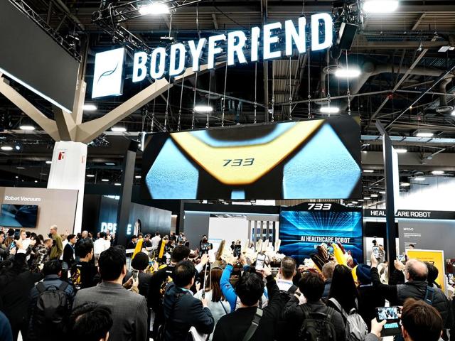 웨어러블 AI 헬스케어로봇 733을 체험하기 위해 바디프랜드 CES 2026 부스를 방문한 참관객들 사진바디프랜드