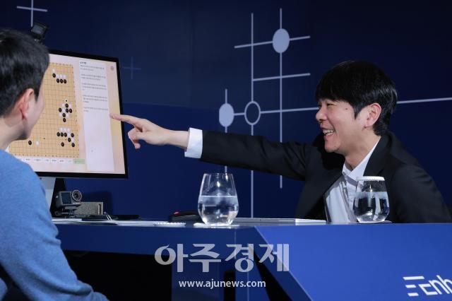 [포토] Ai 프로그램의 훈수에 웃음터진 이세돌 9단