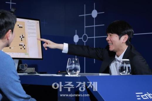 [포토] Ai 프로그램의 훈수에 웃음터진 이세돌 9단