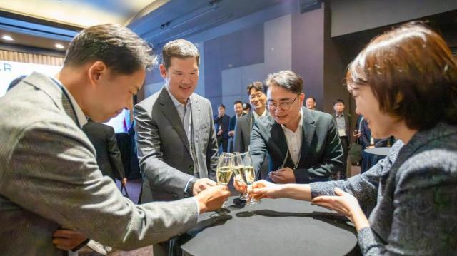 허윤홍 GS건설 대표 사진 왼쪽 두번째와 협력사 대표들이 지난해 10월 진행된 GS건설 대표 상생협력행사 ‘그랑 파트너스 피에스타’에서 의견을 나누고 있다 사진GS건설