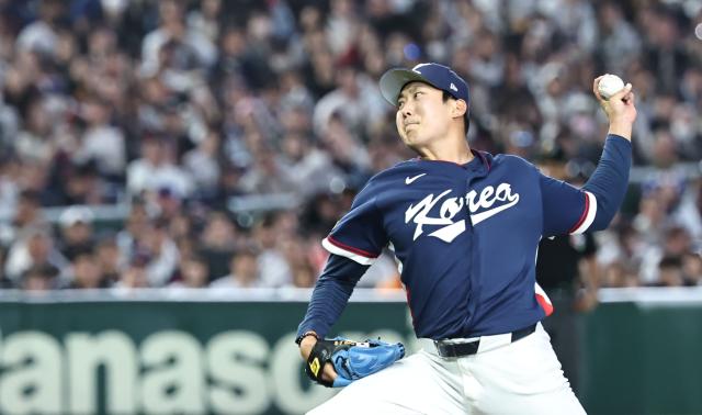7일 일본 도쿄돔에서 열린 2026 WBC 조별리그 C조 2차전 대한민국과 일본의 경기 5회말 교체된 한국 손주영이 역투하고 있다 사진연합뉴스