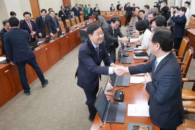 9일 국회에서 열린 대미투자특별법 처리를 위한 특별위원회 제4차 전체회의에서 한미 전략적 투자 관리를 위한 특별법안대미투자특별법이 통과된 뒤 모습 사진연합뉴스