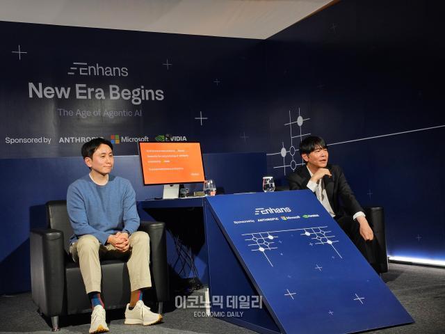 이세돌 9단이 9일 서울 종로구 포시즌스호텔에서 AI 스타트업 인핸스가 주최한 에이전틱 AI 상용화 글로벌 캠페인에 참석해 에이전틱 AI로 제작한 바둑모델을 시연하고 이승현 인핸스 대표와 함께 QA를 진행하고 있다사진선재관 기자