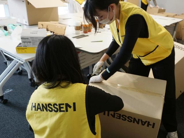 한샘 임직원들이 모자가정의 자립을 돕기 위한 ‘자립 응원 키트’ 제작 봉사활동을 진행하고 있다 사진한샘