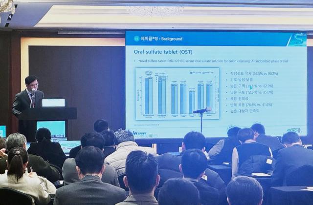 지난 8일 제47회 춘계학술대회에서 대장정결제 ‘제이클’ 심포지엄에서 박수범 양산부산대학교병원 소화기내과 교수가 제이클의 임상 3상 결과와 대장내시경 검사 전처치에서의 활용 방안 등을 소개했다사진JW중외제약