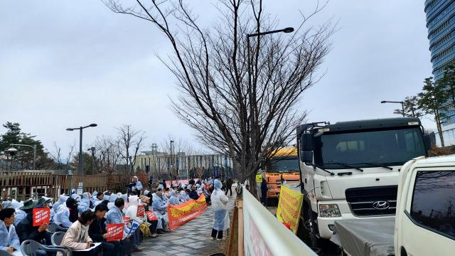 정부종합청사 농림축산식품부와 기획예산처 앞에서  상경한 300여 명의 군민이 결의대회를 열고 정부의 무책임한 태도를 성토하고 있다사진함평 범군민대책위원회
