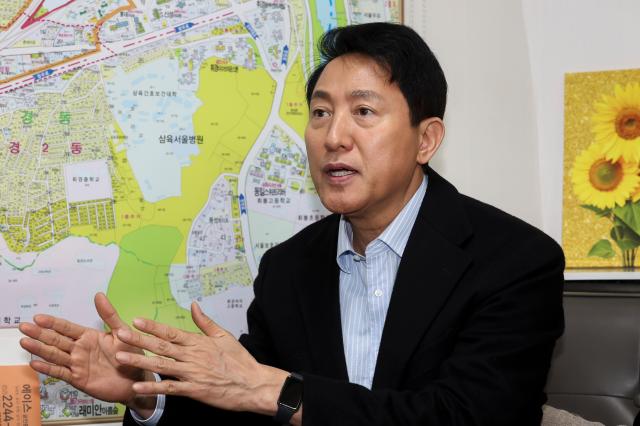 오세훈 서울시장이 9일 서울 동대문구 휘경동의 한 공인중개소에서 1인 가구 청년들의 애로사항을 청취하며 대화하고 있다 사진연합뉴스