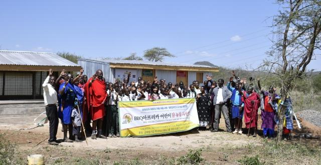 BBQ아프리카 어린이 닭농장 자립캠프에 참여한 아이들이 기념촬영을 하고 있다 사진제너시스BBQ그룹