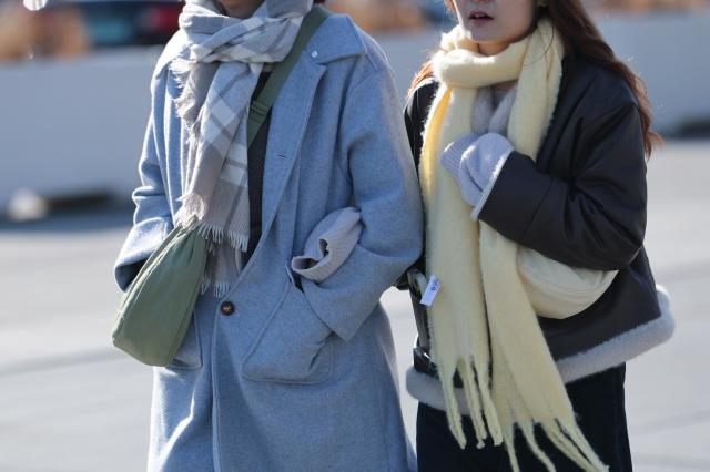 주말 추위에 움츠러든 시민들
    서울연합뉴스 서대연 기자  아침 기온이 큰 폭으로 떨어지며 전국 대부분 지역이 영하권에 든 7일 서울 종로구 광화문광장에서 외투와 목도리를 착용한 시민들이 이동하고 있다 202637
    dwiseynacokr2026-03-07 103528
저작권자 ⓒ ㈜연합뉴스 무단 전재 재배포 금지 AI 학습 및 활용 금지저작권자 ⓒ ㈜연합뉴스 무단 전재 재배포 금지 AI 학습 및 활용 금지