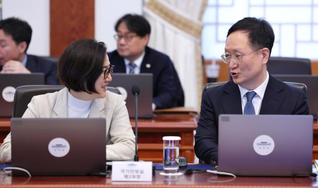 대화하는 봉욱-오현주
    서울연합뉴스 김도훈 기자  봉욱 민정수석오른쪽과 오현주 국가안보실 제3차장이 15일 청와대에서 열린 수석보좌관회의에서 대화하고 있다 2026115
    superdoo82ynacokr2026-01-15 140840
저작권자 ⓒ ㈜연합뉴스 무단 전재 재배포 금지 AI 학습 및 활용 금지저작권자 ⓒ ㈜연합뉴스 무단 전재 재배포 금지 AI 학습 및 활용 금지