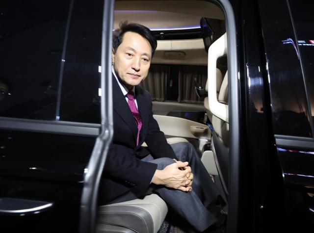 입장발표 마친 오세훈 서울시장
    서울연합뉴스 서명곤 기자  국민의힘이 당 노선을 논의하는 긴급 의원총회를 열어 윤 어게인 반대 등의 내용을 담은 결의문을 채택한 9일 오세훈 서울시장이 서울 중구 한 식당 앞에서 입장을 밝힌 뒤 차량에 탑승하고 있다 202639
    seephotoynacokr2026-03-09 204715
저작권자 ⓒ ㈜연합뉴스 무단 전재 재배포 금지 AI 학습 및 활용 금지저작권자 ⓒ ㈜연합뉴스 무단 전재 재배포 금지 AI 학습 및 활용 금지