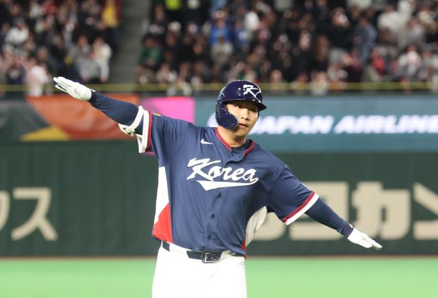 9일 일본 도쿄돔에서 열린 2026 월드베이스볼클래식WBC C조 조별리그 최종전 대한민국과 호주의 경기 2회초 무사 1루 한국 문보경이 2점 홈런을 친 뒤 자축하고 있다 사진연합뉴스