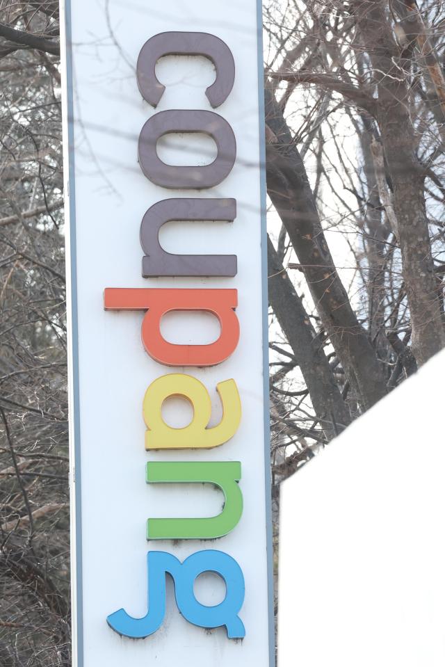 일부 쿠팡 주주들이 한국 정부의 쿠팡 대응을 문제 삼아 미국무역대표부에 제기했던 무역법 301조 조사 청원을 9일 철회했다 2026 39 연합뉴스 사진은 쿠팡 서울 본사앞 
