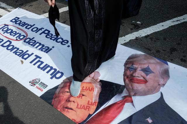 9일현지시간 인도네시아 자카르타에 있는 미국 대사관 앞에서 도널드 트럼프 미국 대통령을 규탄하는 시위가 열리고 있다사진AFP연합뉴스