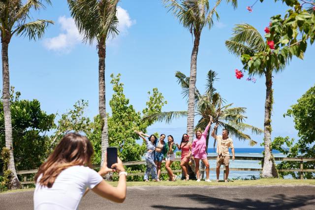 PIC 괌을 찾은 여행객들이 사진을 찍으며 시간을 보내고 있다 사진PIC