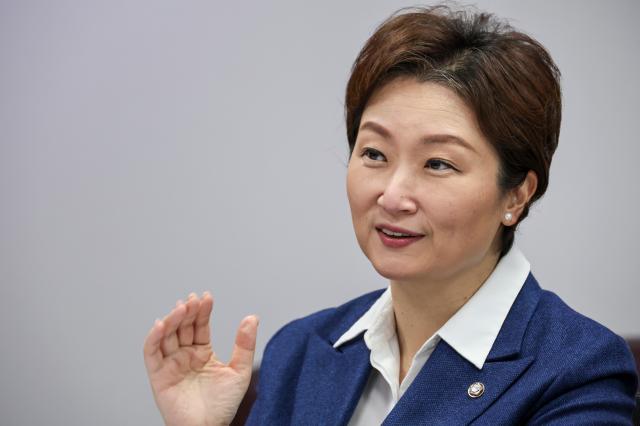 이언주 더불어민주당 수석최고위원이 지난 4일 서울 여의도 국회의원회관에서 아주경제와 인터뷰했다 사진유나현 기자 shootingajupresscom