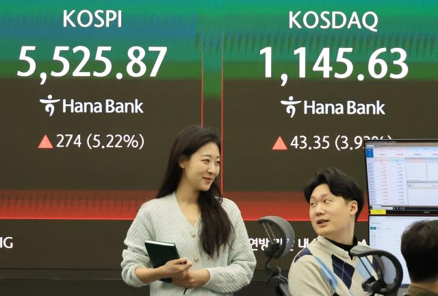 10일 서울 중구 하나은행 본점에 코스피 등 지수가 표시되고 있다 사진연합뉴스