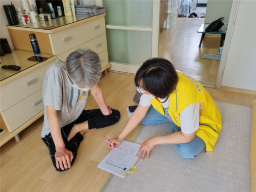 주 1회 안부 확인...우리동네돌봄단 독거 중장년 남성까지 살핀다