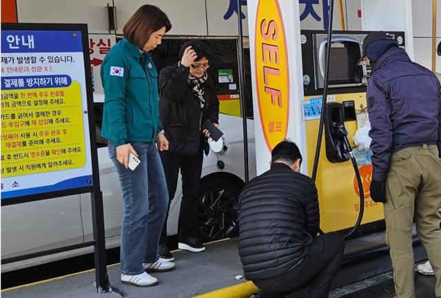 경남도가 8일 창원시 한국석유관리원과 함께 창원시 주유소를 특별점검하는 모습사진경남도