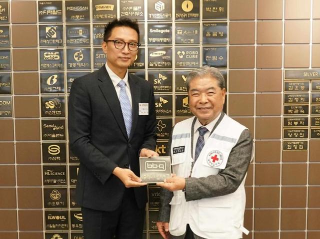 지난 6일 경기 수원시 수원시 대한적십자사 경기도지사 안창호홀에서 열린 2026년 명예의 전당 승격식에서 제너시스BBQ그룹 대한적십자사 관계자가 기념촬영을 하고 있다 사진제너시스BBQ그룹
