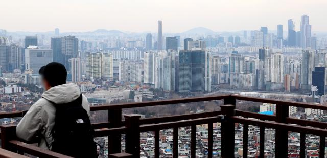 서울 강남 3구서초·강남·송파구와 용산구의 아파트 가격이 하락 전환한 것으로 나타난 26일 서울 남산 전망대에서 바라본 시내 곳곳에 아파트 단지가 빼곡하게 들어서 있다 사진연합뉴스