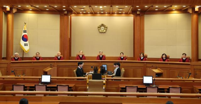 29일 서울 종로구 헌법재판소 심판정에서 열린 변호인 접견불허 위헌확인 헌법소원 선고기일에 김상환 헌법재판소장을 비롯한 헌법재판관들이 착석해있다 사진연합뉴스