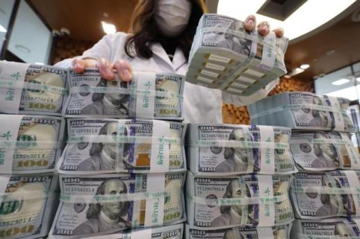 중동 리스크에 안전자산 선호 확대…달러예금 다시 늘었다