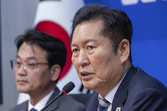 정청래 더불어민주당 대표가 10일 국회에서 열린 중앙당 및 시ㆍ도당 선거관리위원장 연석회의에 참석해 공천의 깨끗함을 강조하는 발언을 하고 있다 사진연합뉴스