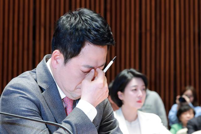 장동혁 국민의힘 대표가 9일 국회에서 열린 의원총회에 참석해 눈가를 만지고 있다 사진연합뉴스