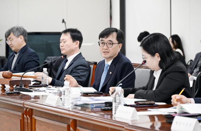 임기근 기획예산처 장관 직무대행 차관이 3월 10일 오후 서울 중구 한국방송광고진흥공사에서 열린 제3차 재정사업평가위원회를 주재 모두발언을 하고 있다 사진기획예산처