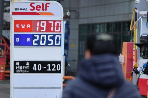 롤러코스터 탄 유가에…유통가, 물류비·원부자재값 촉각