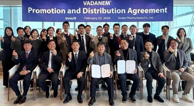 HK이노엔과 타나베파마코리아 임직원들이 바다넴정 공동 프로모션 계약식 진행 후 기념사진을 촬영하고있다 사진HK이노엔