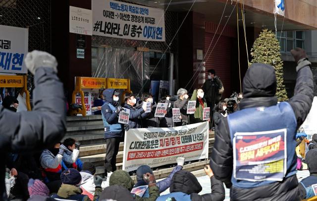 노란봉투법 시행 첫날 택배노조가 CJ대한통운 본사 앞에서 원청 교섭을 요구하는 기자회견을 열고 있다. [사진=연합뉴스]