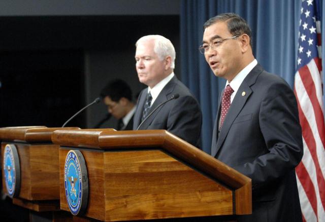 2008년 10월 17일 워싱턴 국방부에서 이상희 당시 국방부 장관과 로버트 게이츠 미 국방장관이 제40차 한미안보협의회SCM를 마친 뒤 기자회견을 하고 있다 사진합동참모본부
