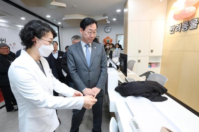 정명근 화성특례시장이 센터 시설을 점검하고 있다 사진화성시