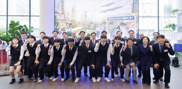 10일 오후 성남시 판교글로벌비즈센터에서 개최된 경기도 피지컬 AI 비전 선포식에서 김동연 경기도지사 이현재 하남시장 조용익 부천시장 임병택 시흥시장 유태준 한국피지컬AI협회장 클라렌스 바르보사 시스코 아시아태평양 사업총괄 부사장 관계자 및 참석자들이 기념촬영을 하고 있다 사진경기도