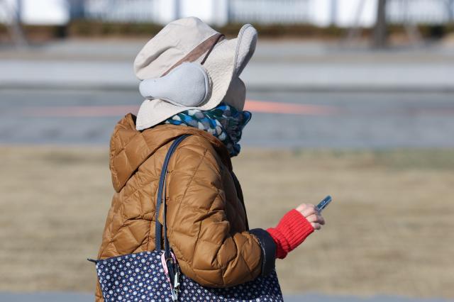 지난 7일 서울 종로구 광화문광장에서 외투와 모자 귀도리 등 방한용품을 착용한 시민이 이동하고 있다 사진연합뉴스