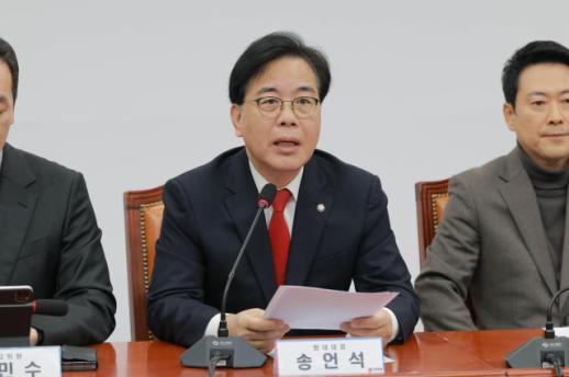 野, 지선·개헌 동시 진행 제안 거절…한가히 개헌 논할 시기 아냐